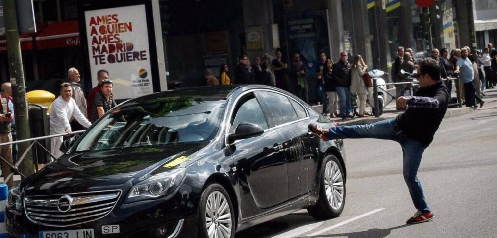 Taxista golpea un vehiculo de Uber